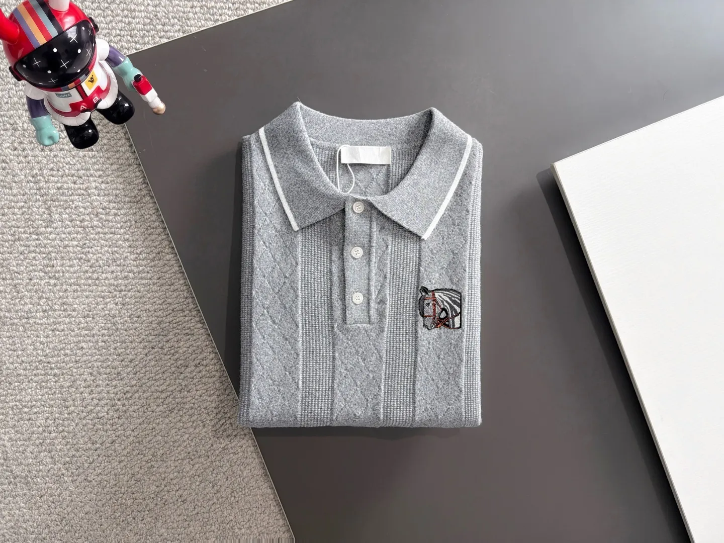 Next day shipment P195 Hermès High Quality 2026 Autumn and Winter latest sweaters from the official website, on sale at the counter at the same time Hot Sale! Specially made of wool blended fabric. It feels comfortable and can be directly in contact with the skin. The logo badge is exquisitely embroidered, which is extremely eye-catching! The details highlight the fashionable charm of big brands. Exquisite workmanship. Three-dimensional cutting style. The wearing effect is invincible and handsome! All three standards are complete! Sizes:M-3XL